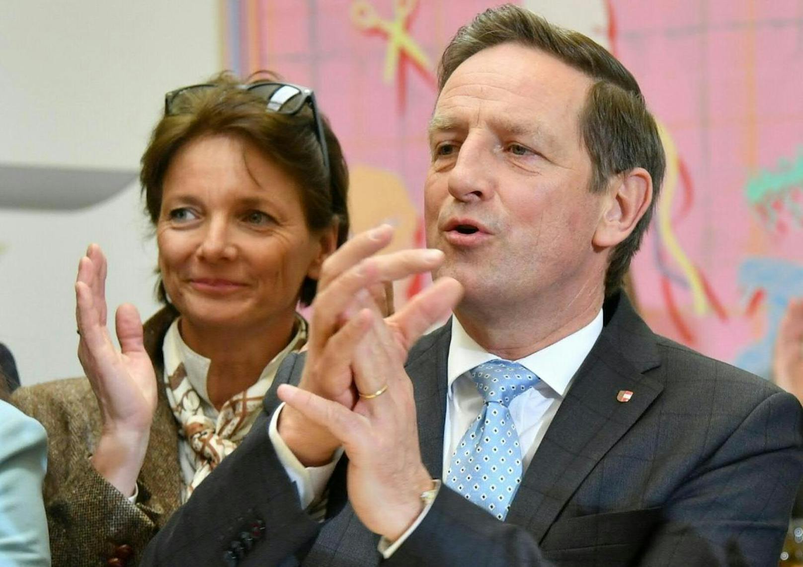 ÖVP-Spitzenkandidat Christian Benger sowie seine Frau Christiane in der ÖVP-Wahlzentrale in Klagenfurt am Sonntag, 4. März 2018, anlässlich der ersten Hochrechnung.