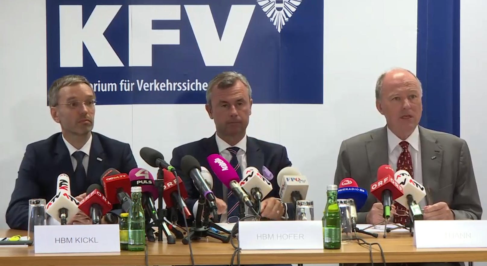 Herbert Kickl, Norbert Hofer und Orhmar Thann geben eine gemeinsame Pressekonferenz zu Drogenlenkern im Straßenverkehr.