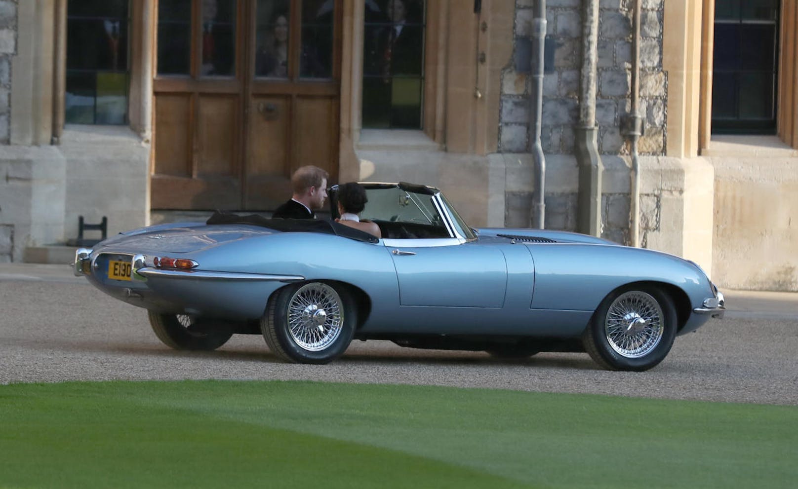 Die Fahrt absolvierte das Paar in einem Jaguar E-Type Concept Zero. Das Auto wurde ursprünglich 1968 hergestellt und wurde zu einem Elektroauto umgebaut.
