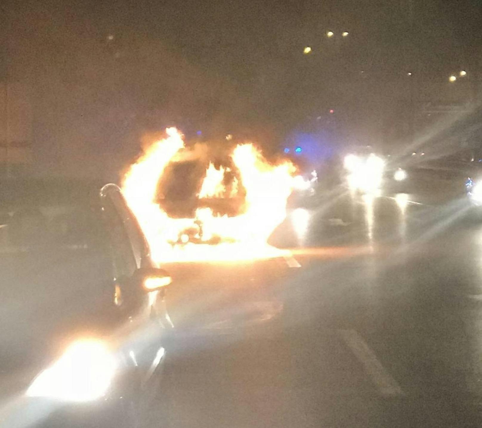 Donnerstagnacht fing ein Auto während der Fahrt auf Donauufer Autobahn Richtung Stockerau Feuer und brannte völlig aus.