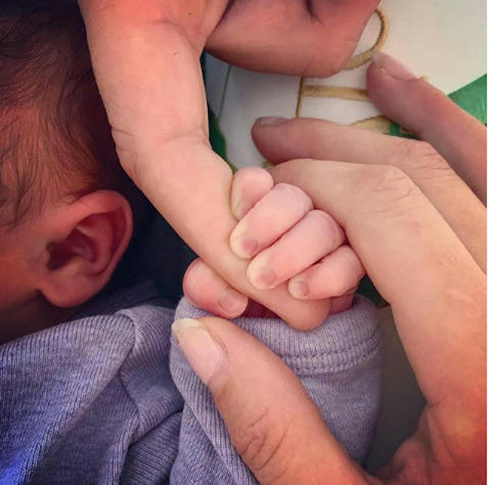 09.10.2018: "Suits"-Star Patrick J. Adams ist zum ersten Mal Vater geworden. "Ich könnte nicht aufgeregter sein, ein kleines Mädchen auf dieser Welt Willkommen zu heißen.", schrieb er zu diesem Foto. <a href="https://www.heute.at/people/stars/story/Patrick-J-Adams-Suits-Darsteller-Baby-Ehefrau-Instagram-54469158">Den Artikel dazu finden Sie hier</a>