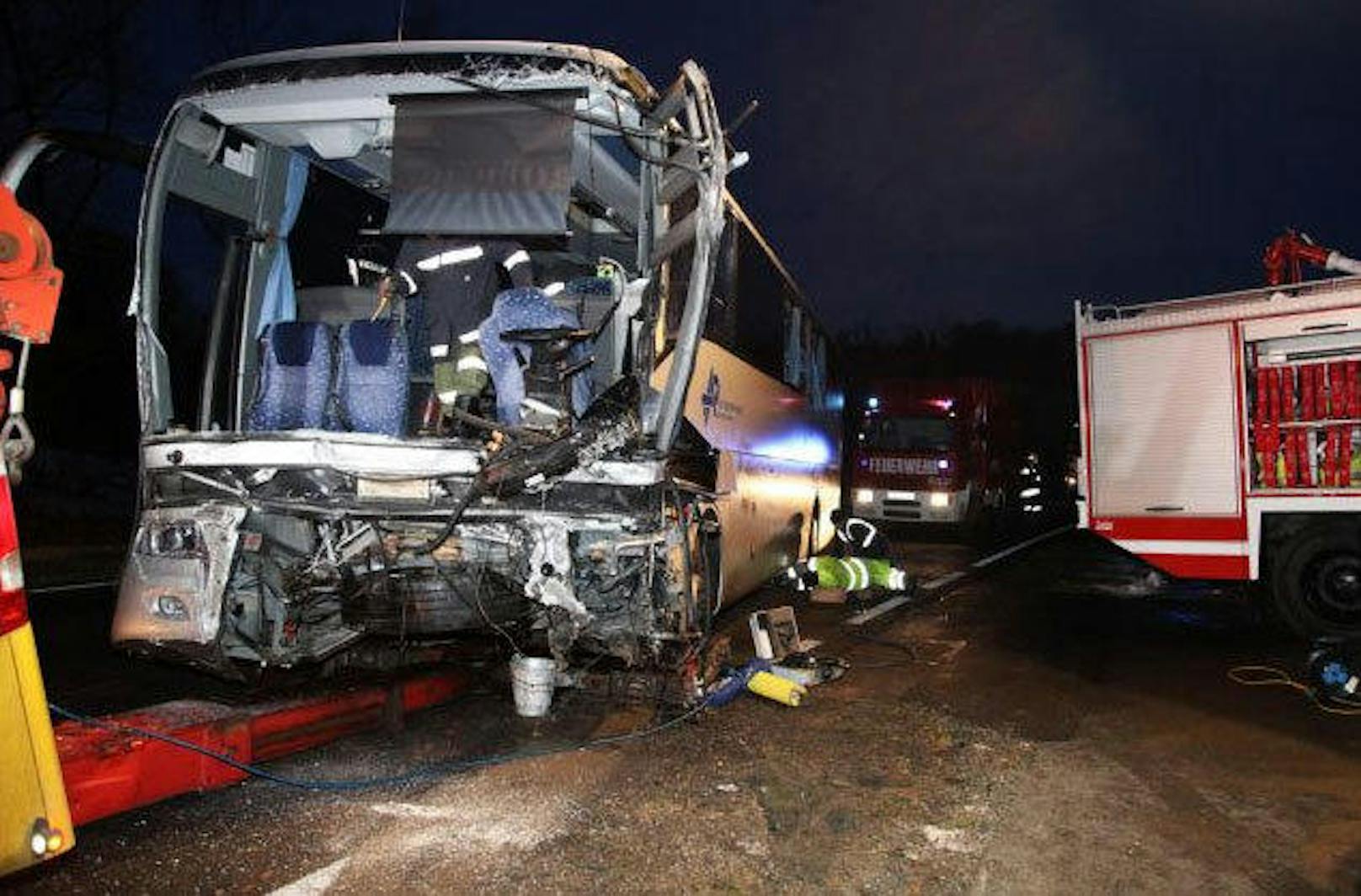 Am späten Samstagabend kam es zu einem Unfall zwischen einem Reisebus aus Slowenien und einem Pkw, ebenfalls in Slowenien gemeldet.