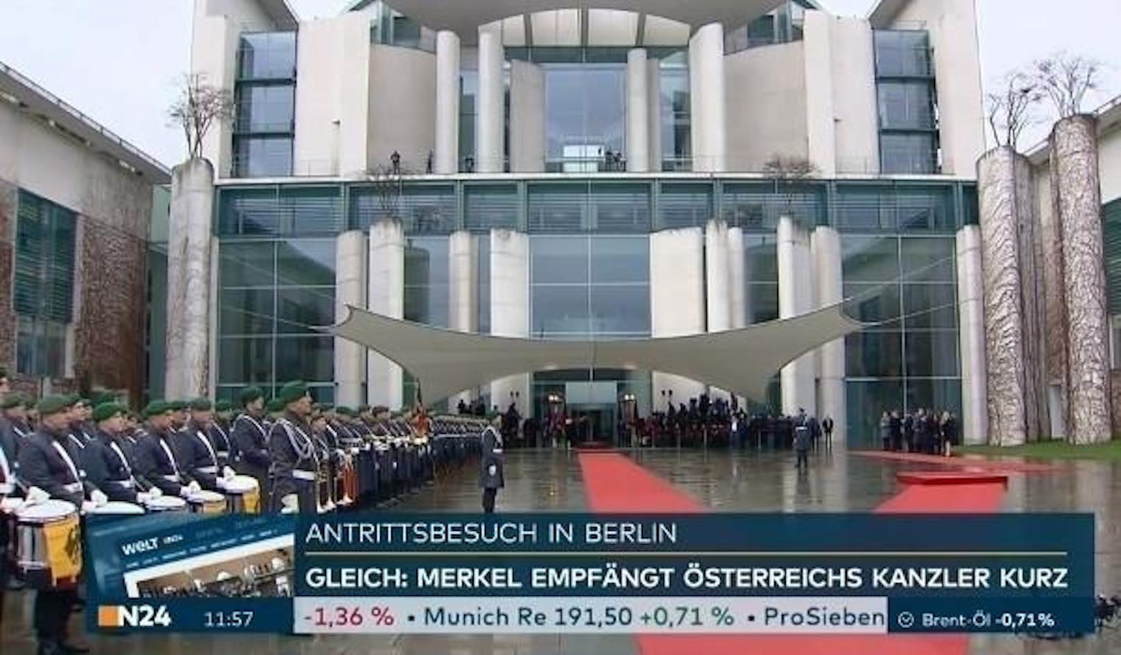 Sebastian Kurz wird vor dem deutschen Bundeskanzleramt mit militärischen Ehren empfangen.