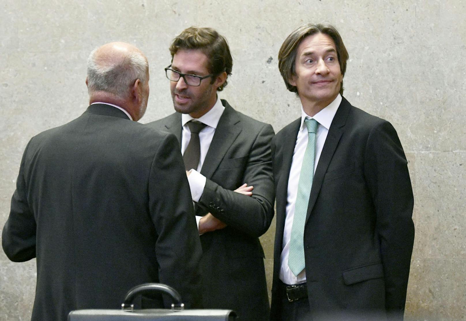 Anwalt Manfred Ainedter, Anwalt Oliver Scherbaum und der Angeklagte Karl Heinz Grasser.