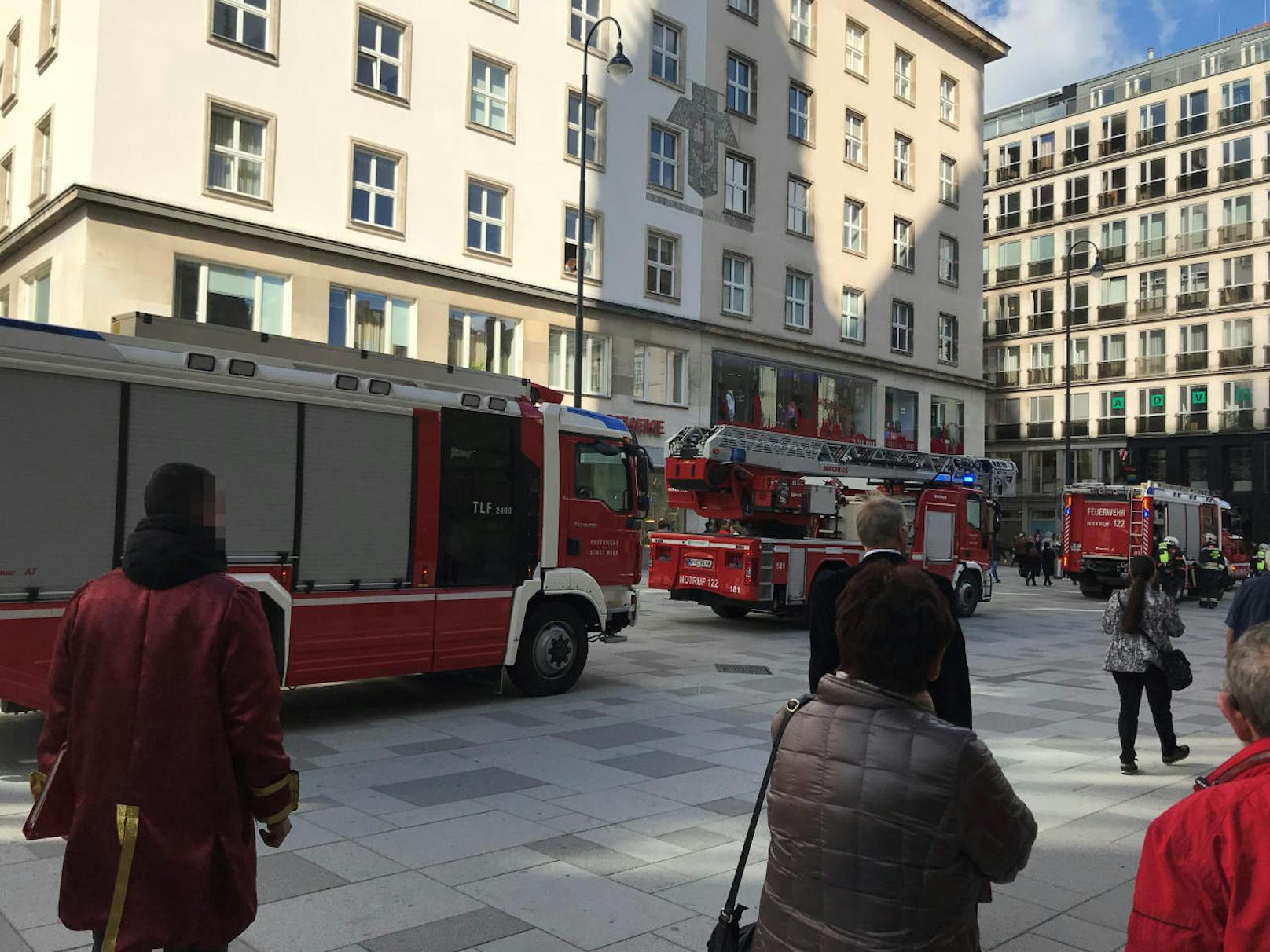 Montagmittag rückte die Feuerwehr Wien mit einem Großaufgebot in die Bank-Austria Filiale am Stephansplatz aus. Der angebliche Kellerbrand, wegen dem die Einsatzkräfte alarmiert wurden, stellte sich als Mini-Feuer im Keller-Lichtschacht heraus.
