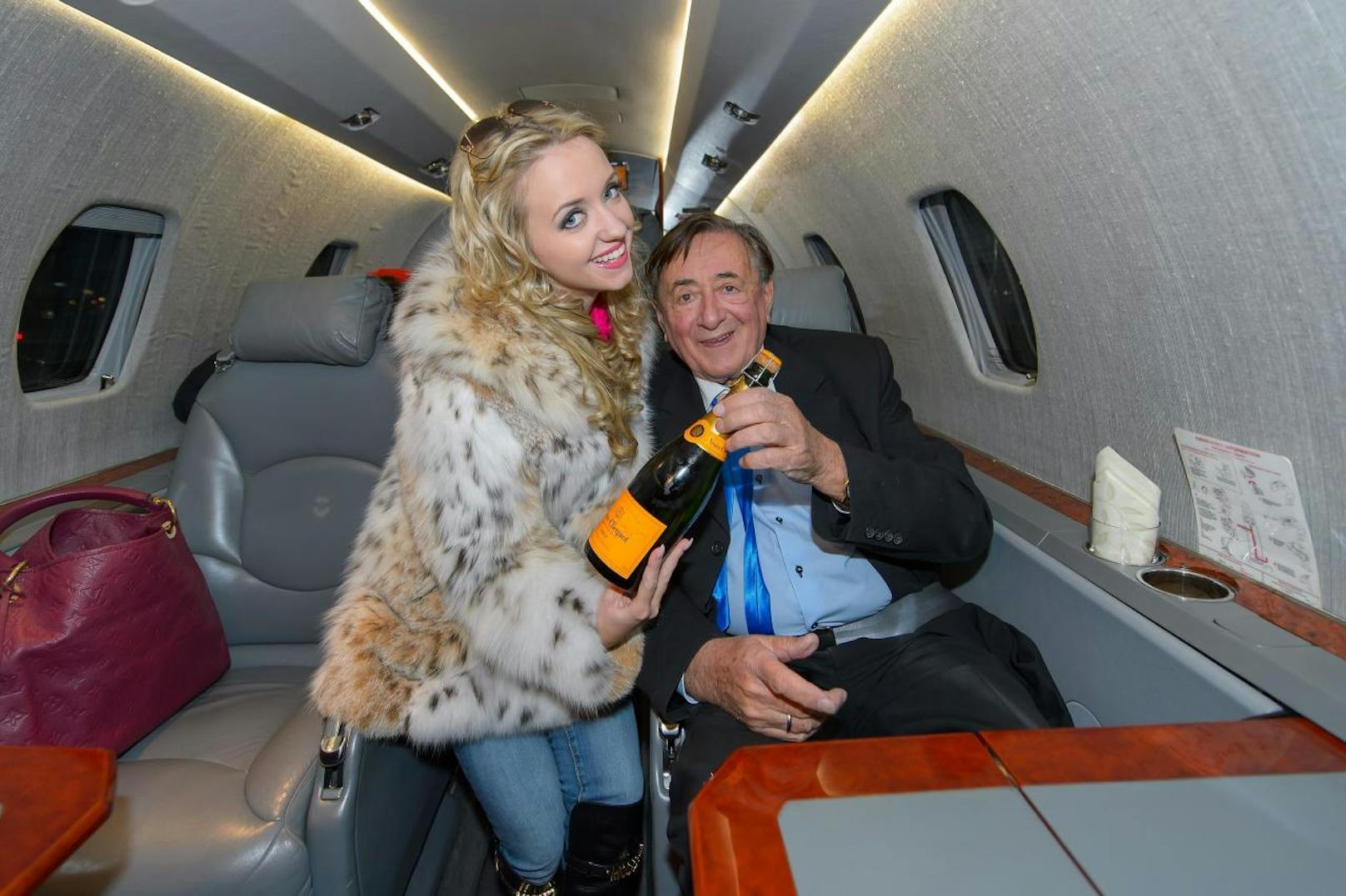 Richard und Cathi Lugner holen Opernballgast Elisabetta Canalis mit Privatflugzeug in Mailand ab, 2015