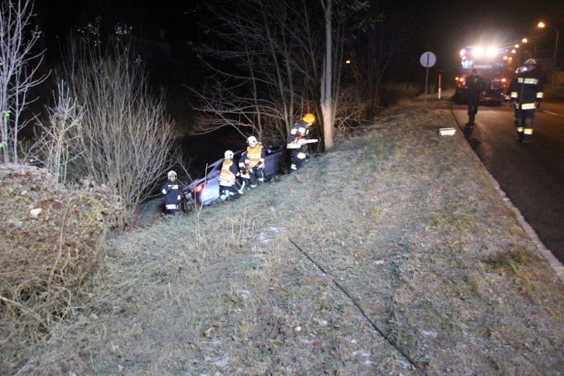 Die Feuerwehr bei der Fahrzeugbergung.