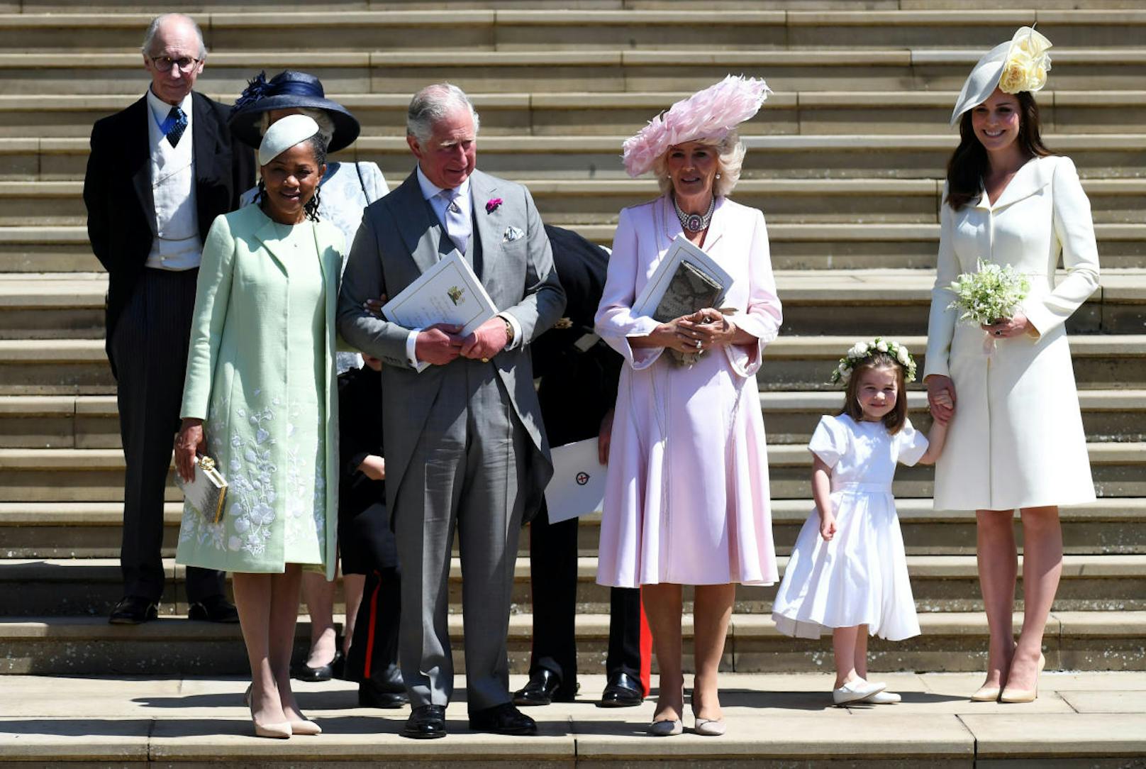 Und zum Abschluss noch ein Statement zu Herzogin Kate: "Super Farbe, toller Hut, nichts Riskantes, schöner Vanilleton. Generell war die Königsfamilie in Pastelltönen gehalten, bewusst passend zum Brautkleid, um das Moderne zu repräsentieren."