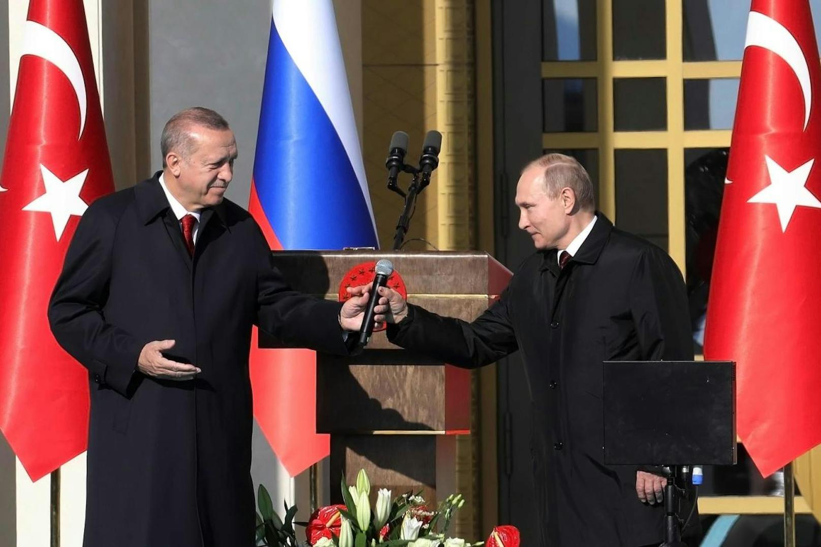 Auch im Verteidigungsbereich wollen die beiden Staaten ihre Zusammenarbeit ausbauen. Putin sagte, Russland wolle sein Raketenabwehrsystem S400 früher als bislang geplant an die Türkei liefern.