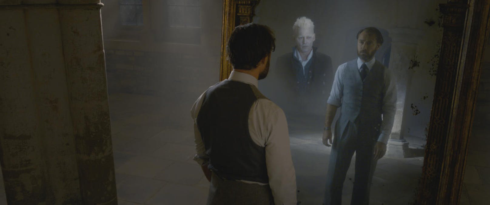 Der Spiegel Nerhegeb zeigt dem Betrachter sein größtes Verlanden. Albus Dumbledore (Jude Law) erblickt darin Grindelwald (Johnny Depp). 