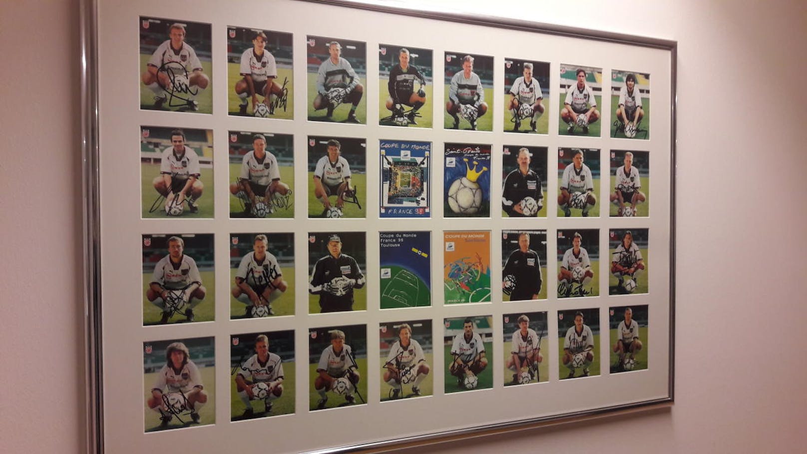 Auf dem Gang hängen signierte Fotos von Österreichs WM-Team aus dem Jahr 1998.