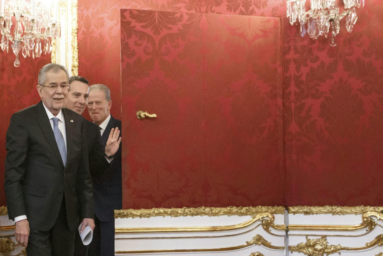 26. Jänner 2017: Bundespräsident Alexander Van der Bellen mit Bundeskanzler Christian Kern (SP) und dem damaligen Vizekanzler Reinhold Mitterlehner (VP) in der Hofburg