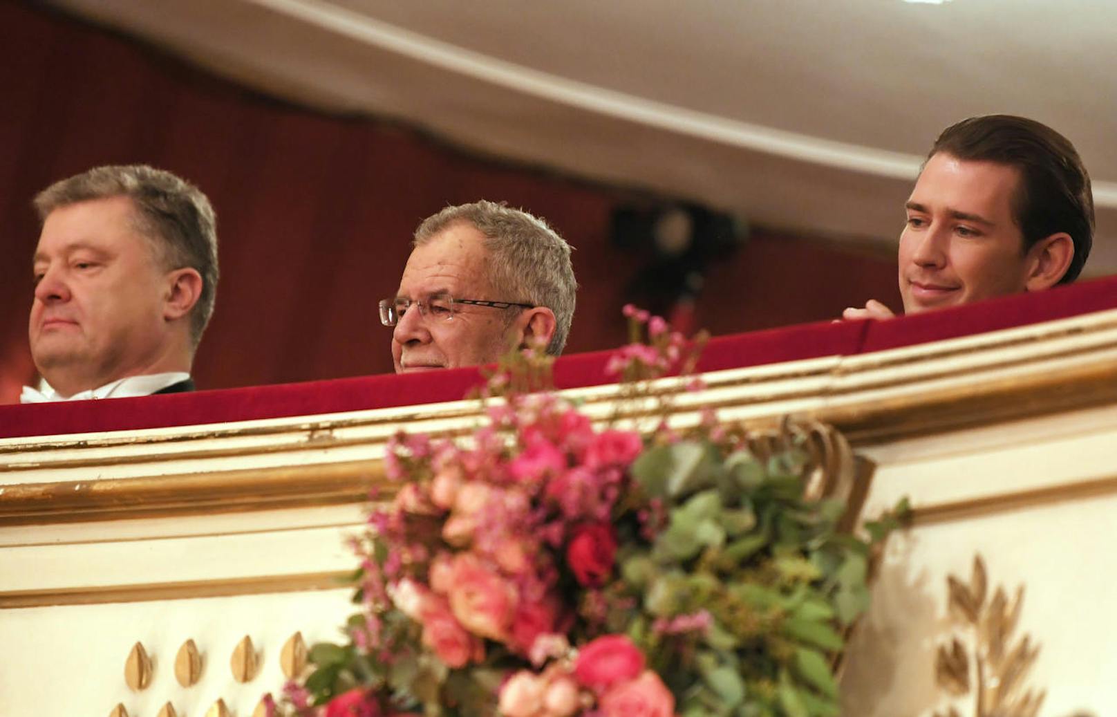 Der ukrainische Präsident Petro Poroschenko, Bundespräsident Alexander Van der Bellen und Bundeskanzler Sebastian Kurz in ihrer Loge.