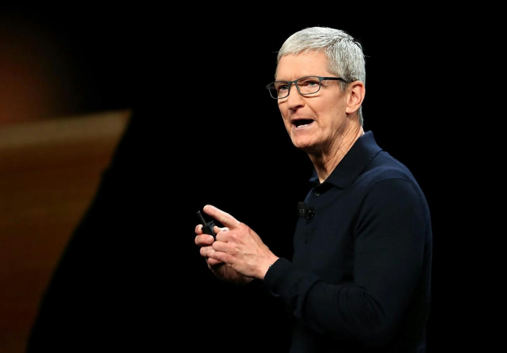 Am 19. Oktober äußerte sich Apple-CEO Tim Cook erstmals persönlich: "Wir haben alles auf den Kopf gestellt und forensisch untersucht und kommen zum Schluss: Das ist nicht passiert. Das ist nicht wahr", sagte Cook in einem Interview mit "Buzzfeed.com".