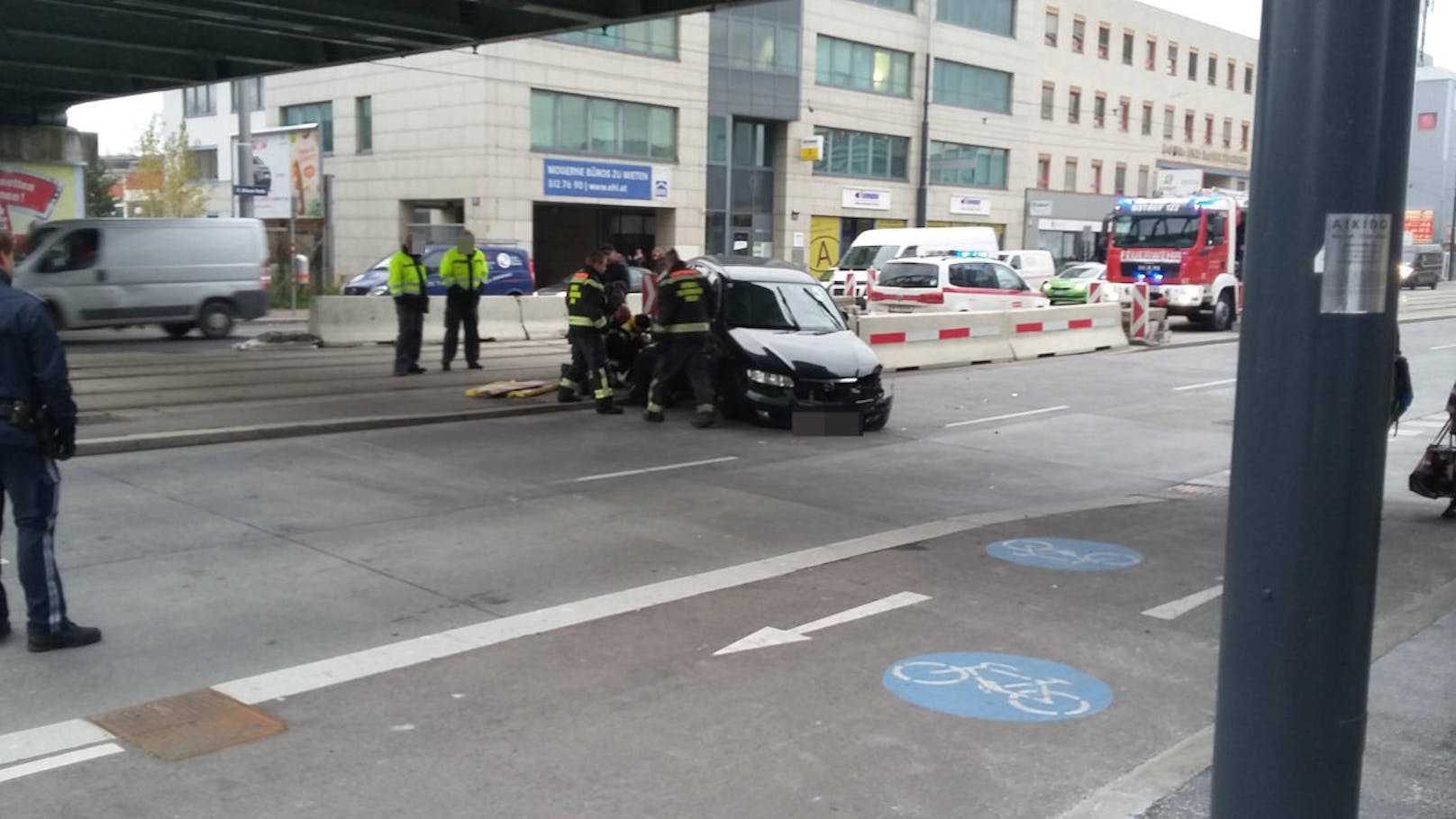 Einsatzkräfte der Berufsfeuerwehr Wien eilten dem Fahrer zu Hilfe.