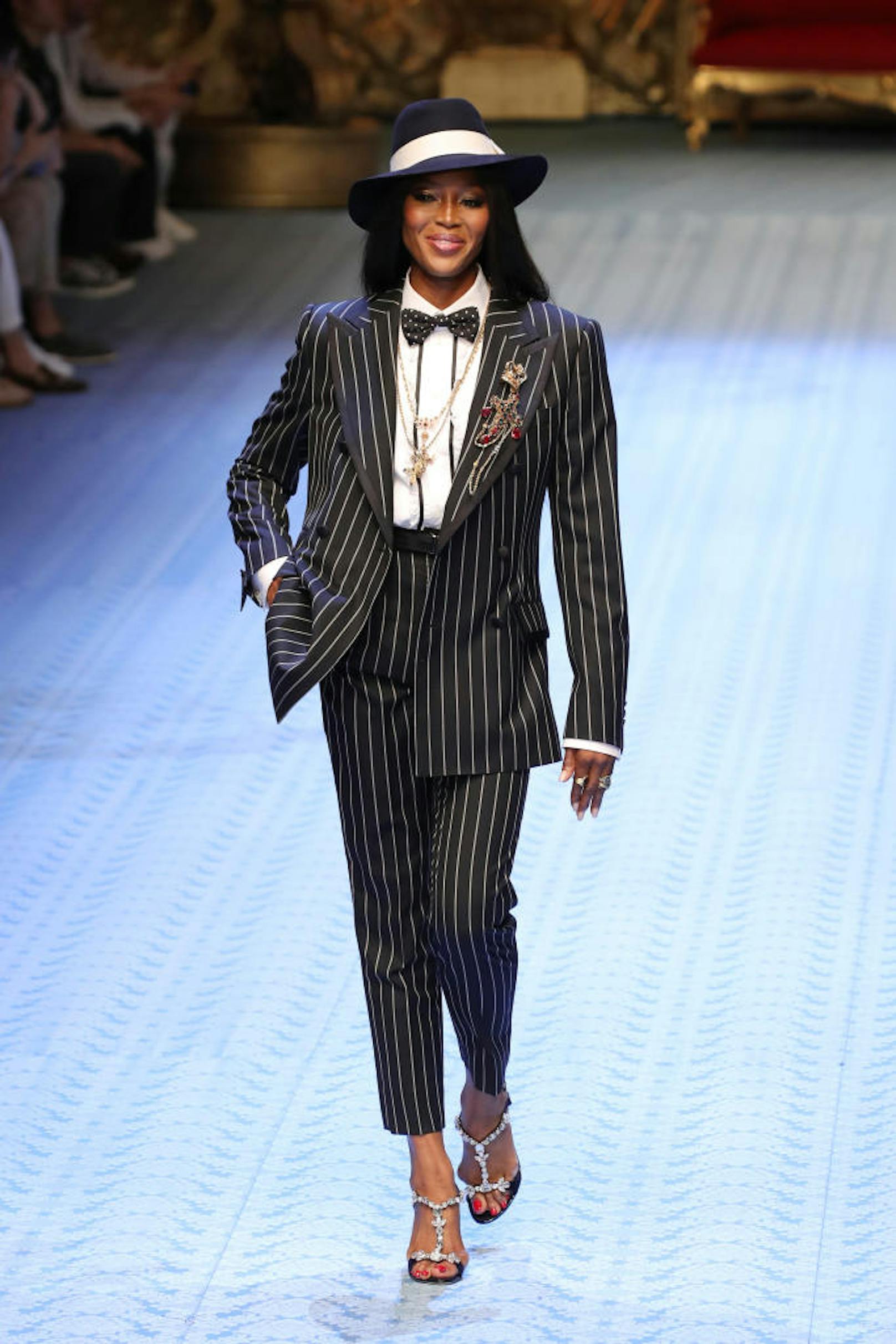 Naomi Campbell, Supermodel aus den 90ern schlüpfte erst vor kurzem wieder in einen Suit von Dolce & Gabbana und ließ sich am Catwalk blicken. Ein seltenes Ereignis während der Men's Fashion Week in Mailand.