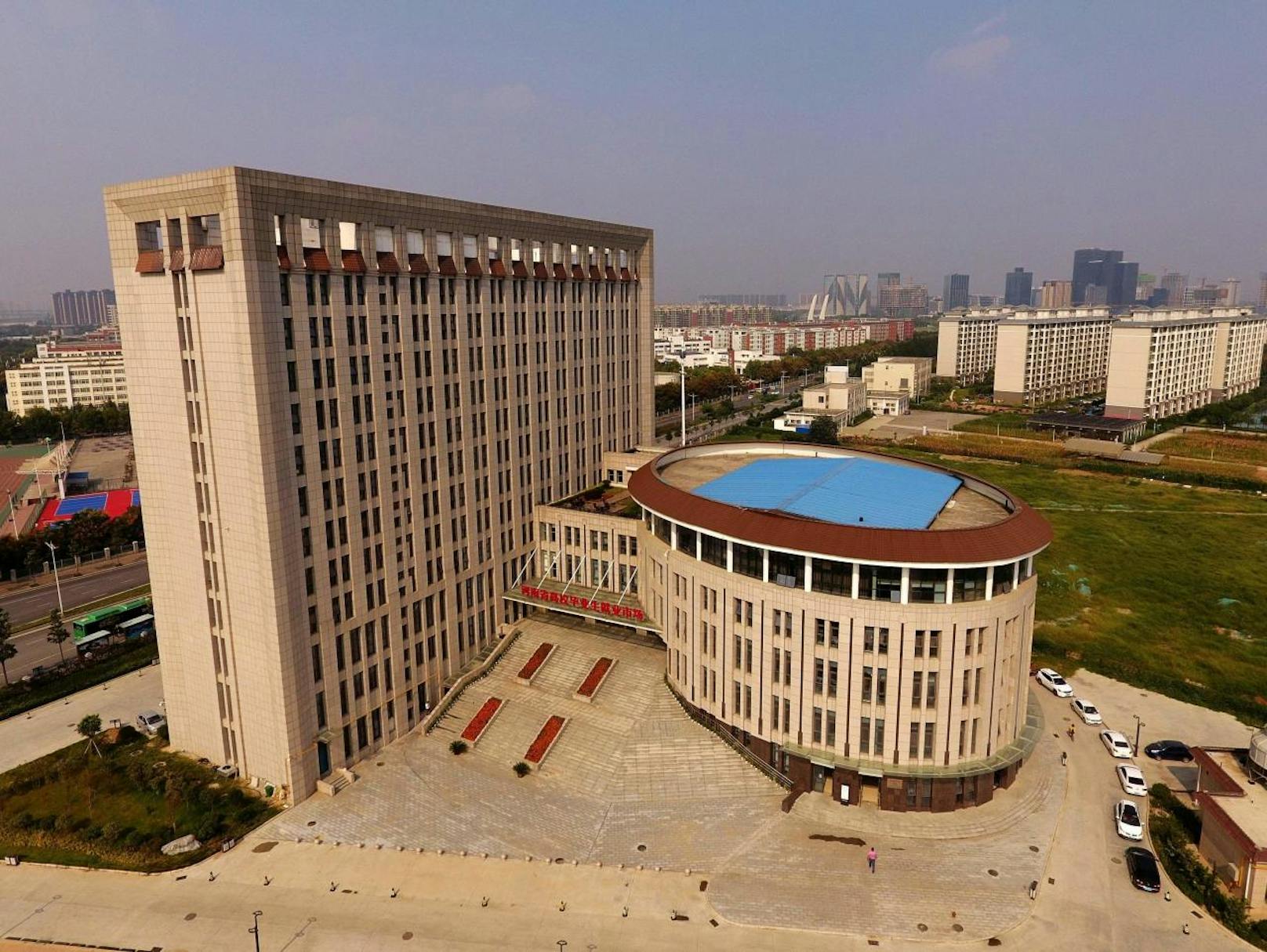Das Universitätsgebäude in der chinesischen Stadt Zhengzhou hat eine eigenwillige Form. Für viele Social-Media-Nutzer erinnert es frappierend an eine Toilette.