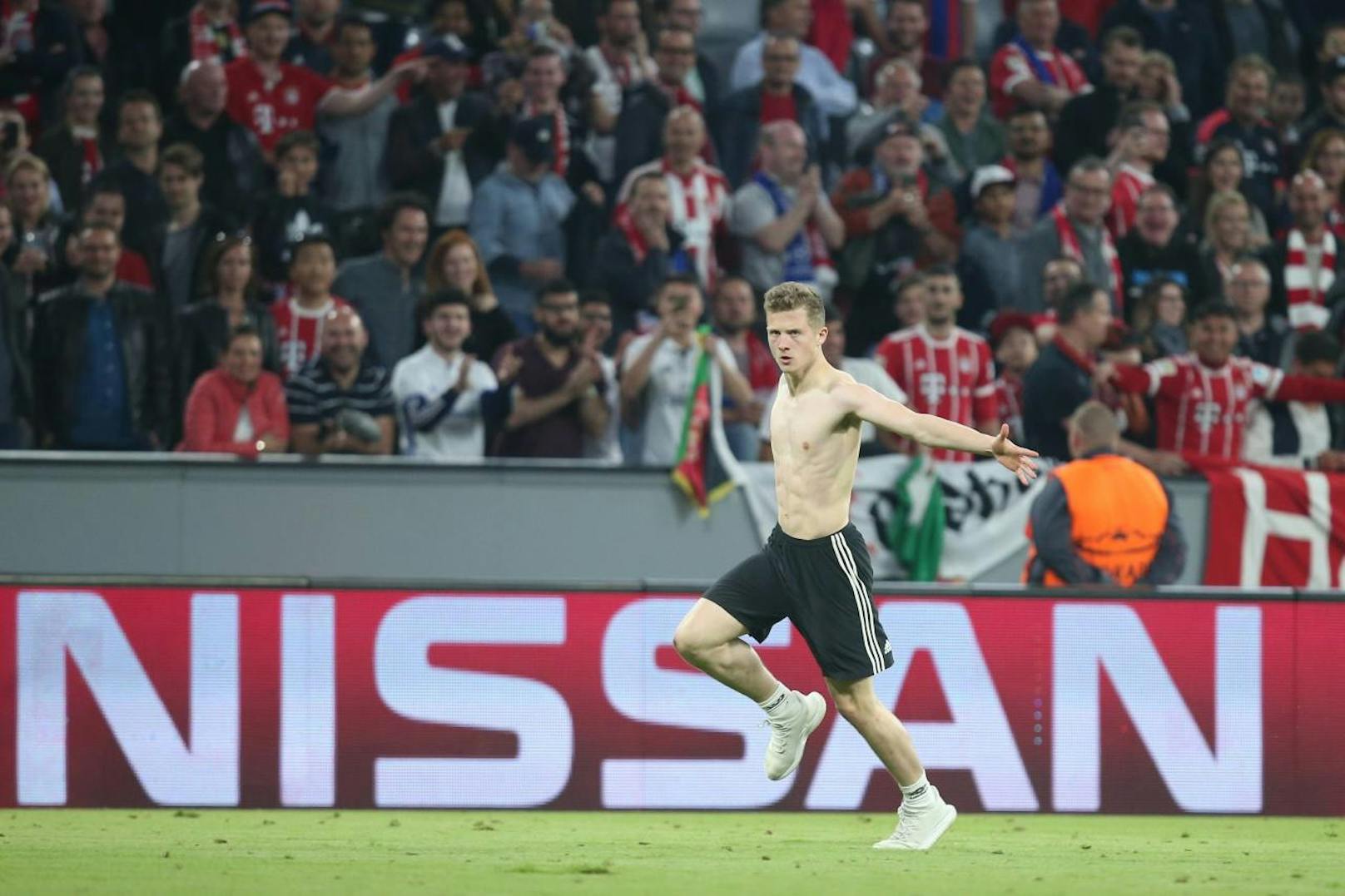 Gleich mehrere Flitzer rannten nach dem Halbfinal-Hinspiel zwischen Bayern und Real (1:2) auf die Spieler zu, wollten Selfies oder wurden handgreiflich. Die Ordner reagierten unsanft mit Football-Tacklings.