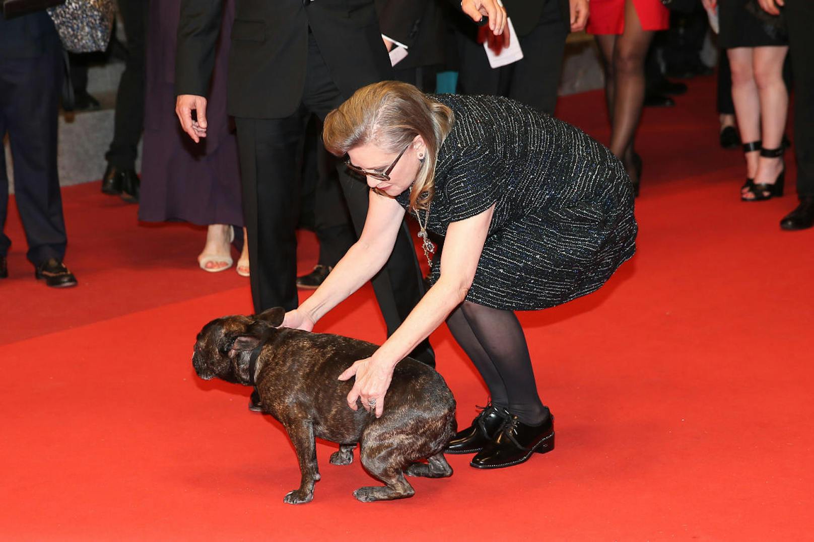 Carrie Fisher und ihr Hund Gary bei den Filmfestspielen von Cannes 2017. 