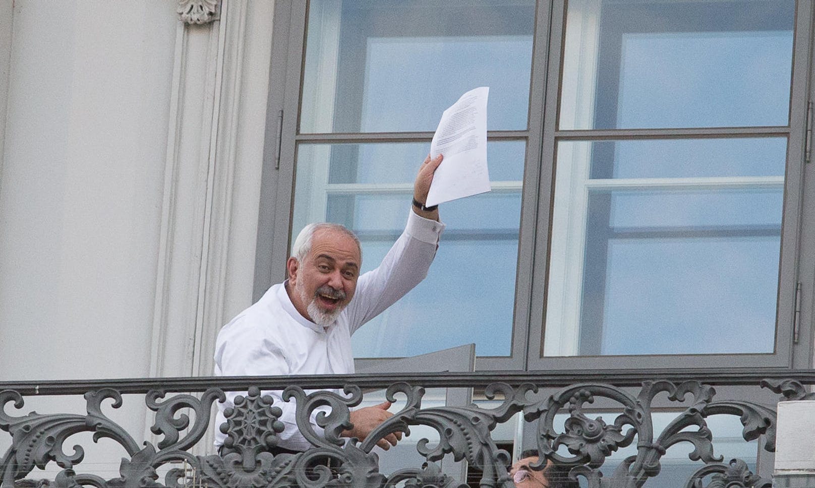 Am 12. Juni präsentierte der iranische Außenminister Mohammad Javad Zarif freudestrahlend einen Entwurf des bald abgeschlossenen Deals auf dem Balkon des Palais. Nicht einmal zwei Tage später wurde die Einigung offiziell verkündet.