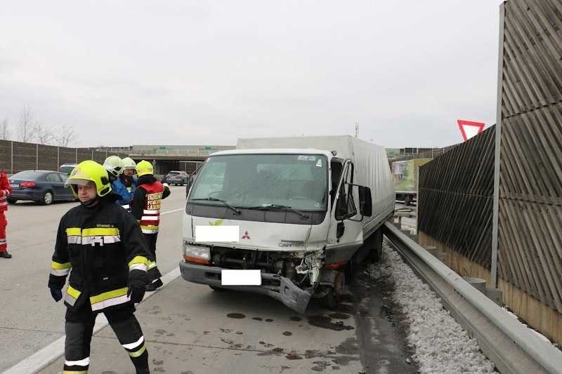 Der Kleinwagen und der Transporter wurden schwer beschädigt.