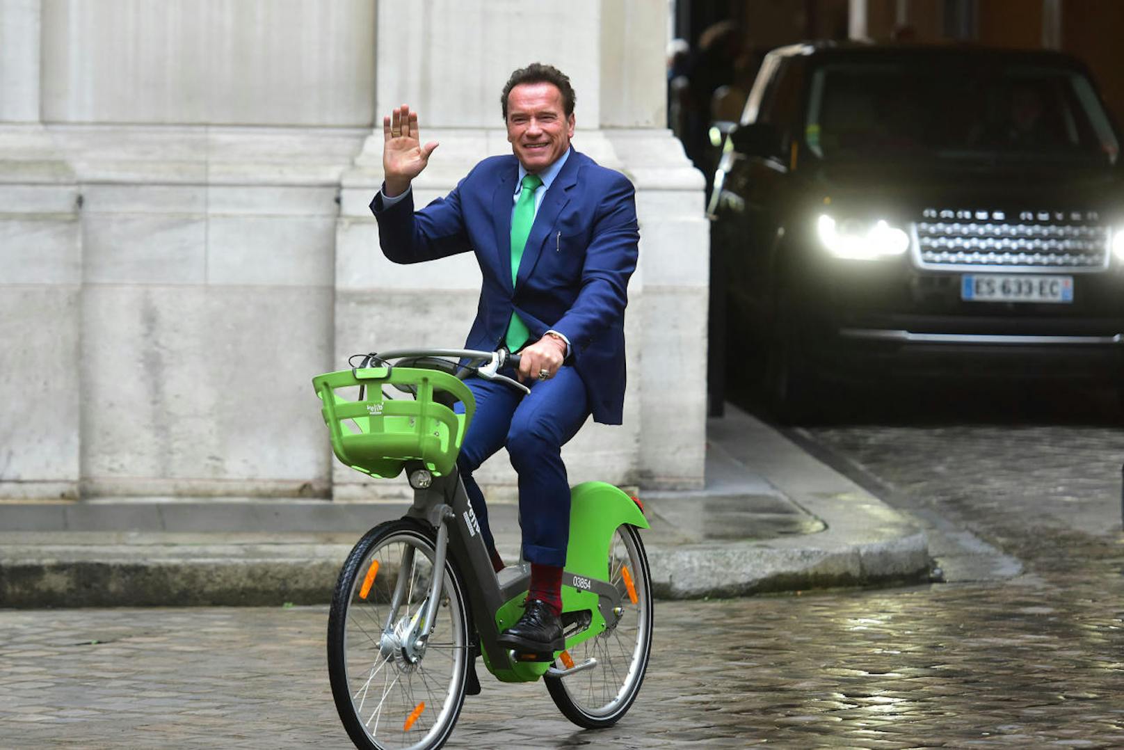 Arnold Schwarzenegger radelt durch Paris