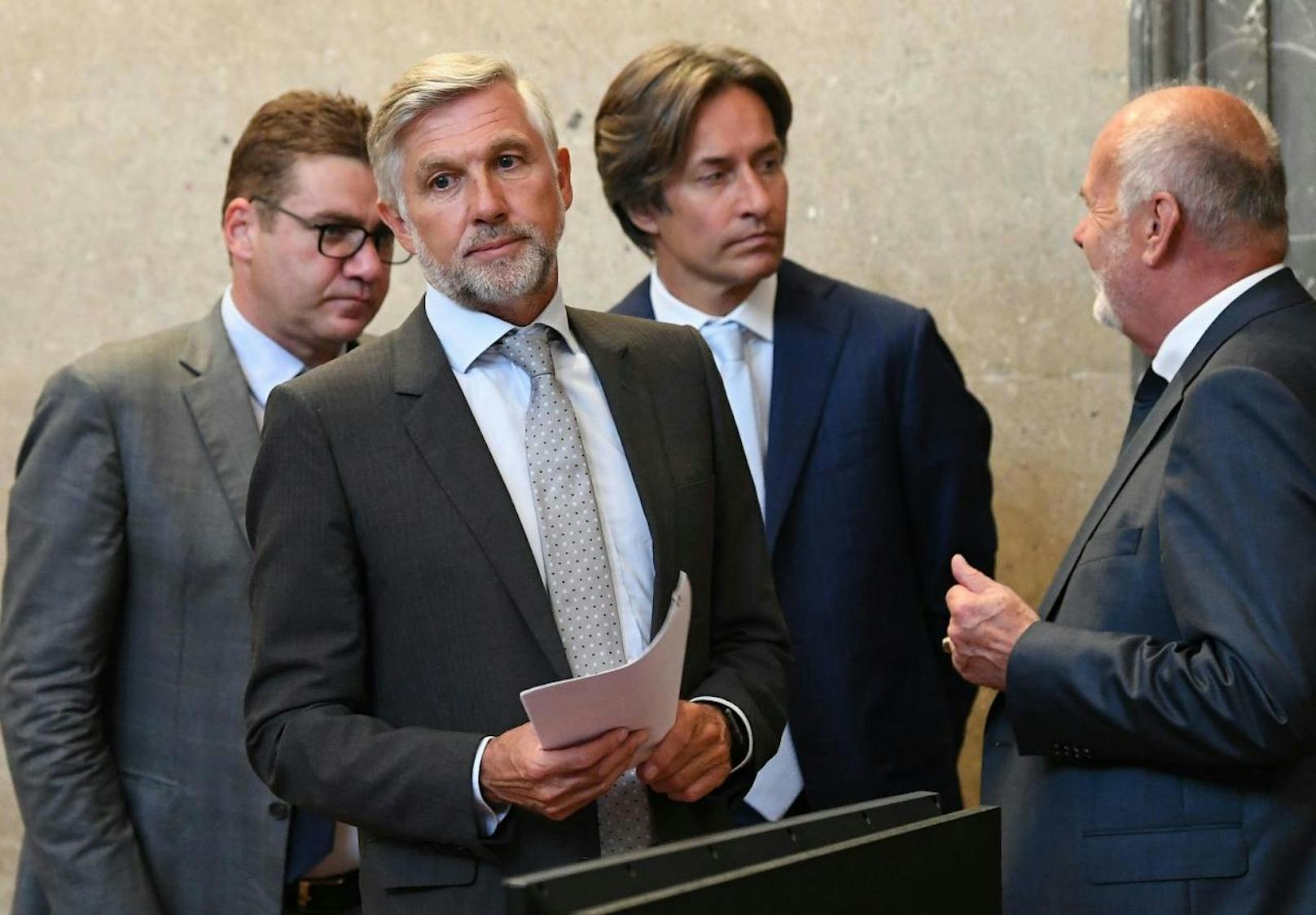 Anwalt Jörg Zarbl, die Angeklagten Walter Meischberger und Karl Heinz Grasser sowie Anwalt Manfred Ainedter 