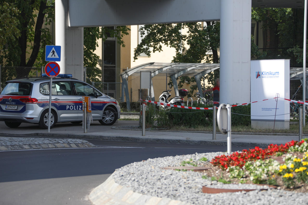 Polizisten standen beim Klinikum Wels im Einsatz, kontrollierten Eingänge.