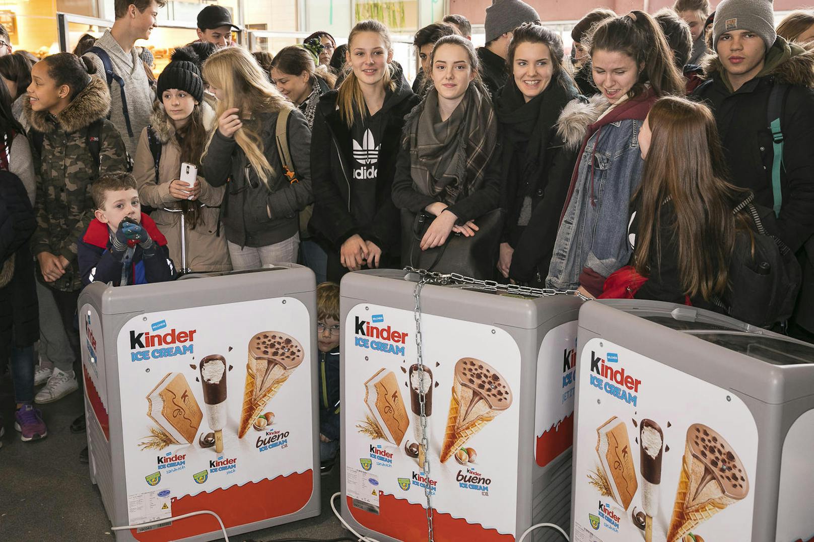 Heiß auf Eis? Ab sofort gibts von Kinder auch Gekühltes zum Naschen. Am Freitag werden im Wiener Museumsquartiert 2.000 Stück der neuen Eissorten gratis verteilt! In Innsbruck wurde bereits am Mittwoch Eis verteilt.