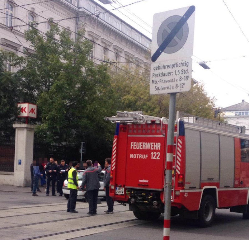 Die Polizisten halfen den Unfallgegnern beim Ausfüllen des Unfallberichts.