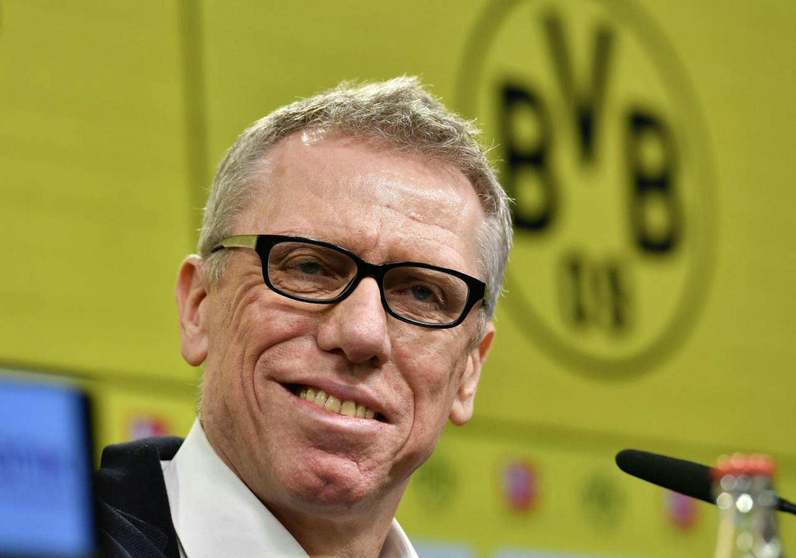 Gerade einmal eine Woche später folgte der Paukenschlag! Peter Stöger wurde nach der Entlassung von Peter Bosz als neuer Dortmund-Trainer vorgestellt.