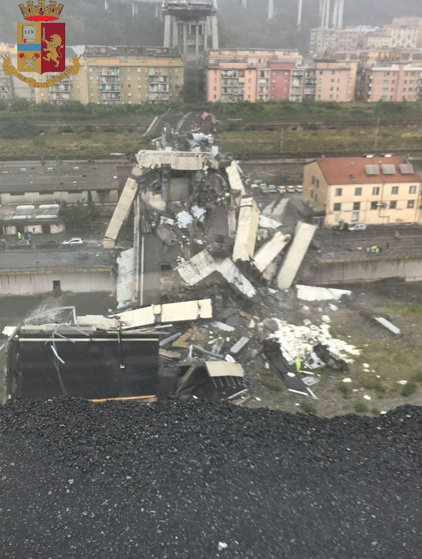 Die Polizei veröffentlichte via Twitter ein Foto von der Abbruchkante: Darunter ist nur noch ein Trümmerfeld zu sehen.