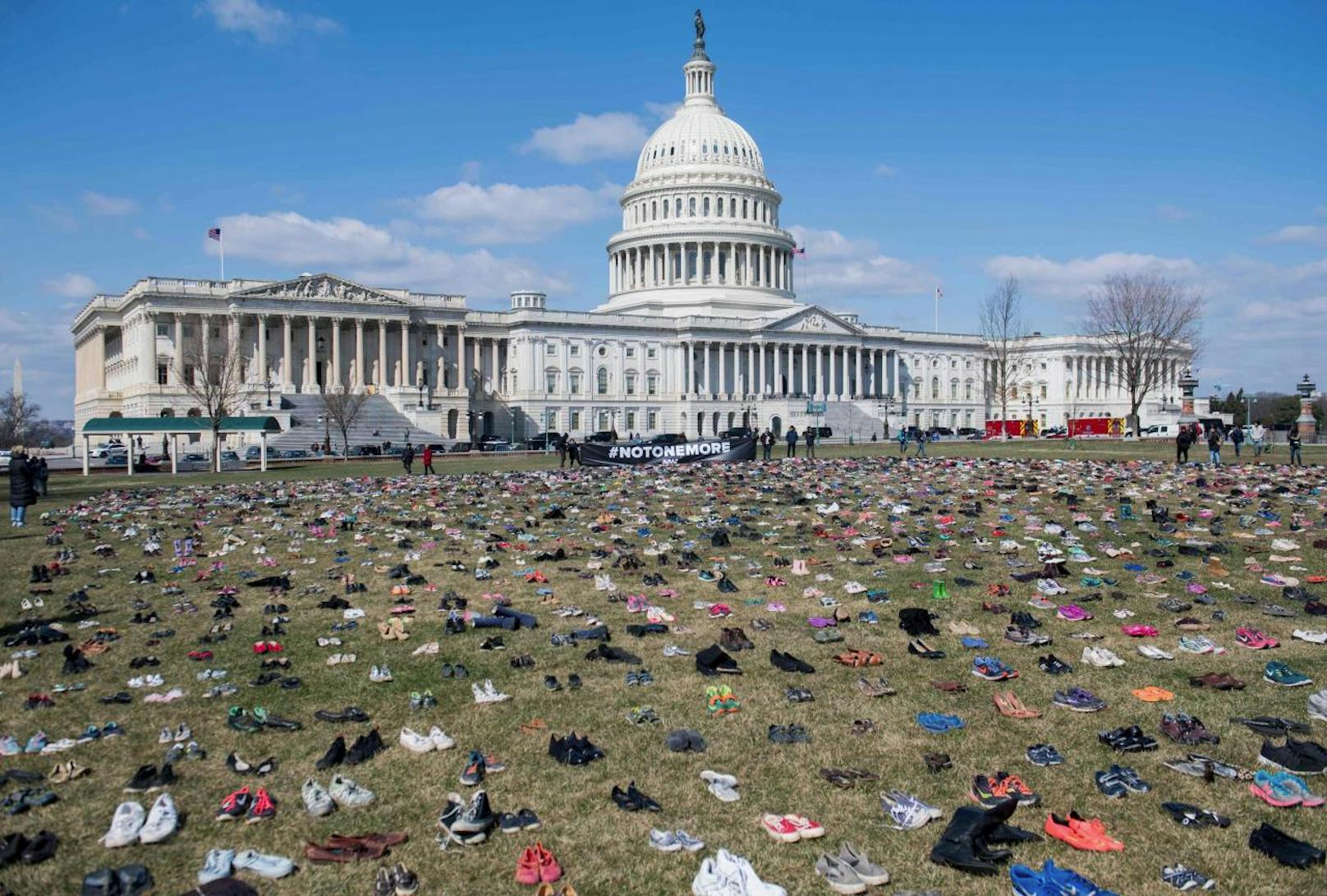 Aktivisten verteilten 7.000 Paar Schuhe vor dem Weißen Haus  in Washington, um gegen Waffengewalt an Schulen zu protestieren. 