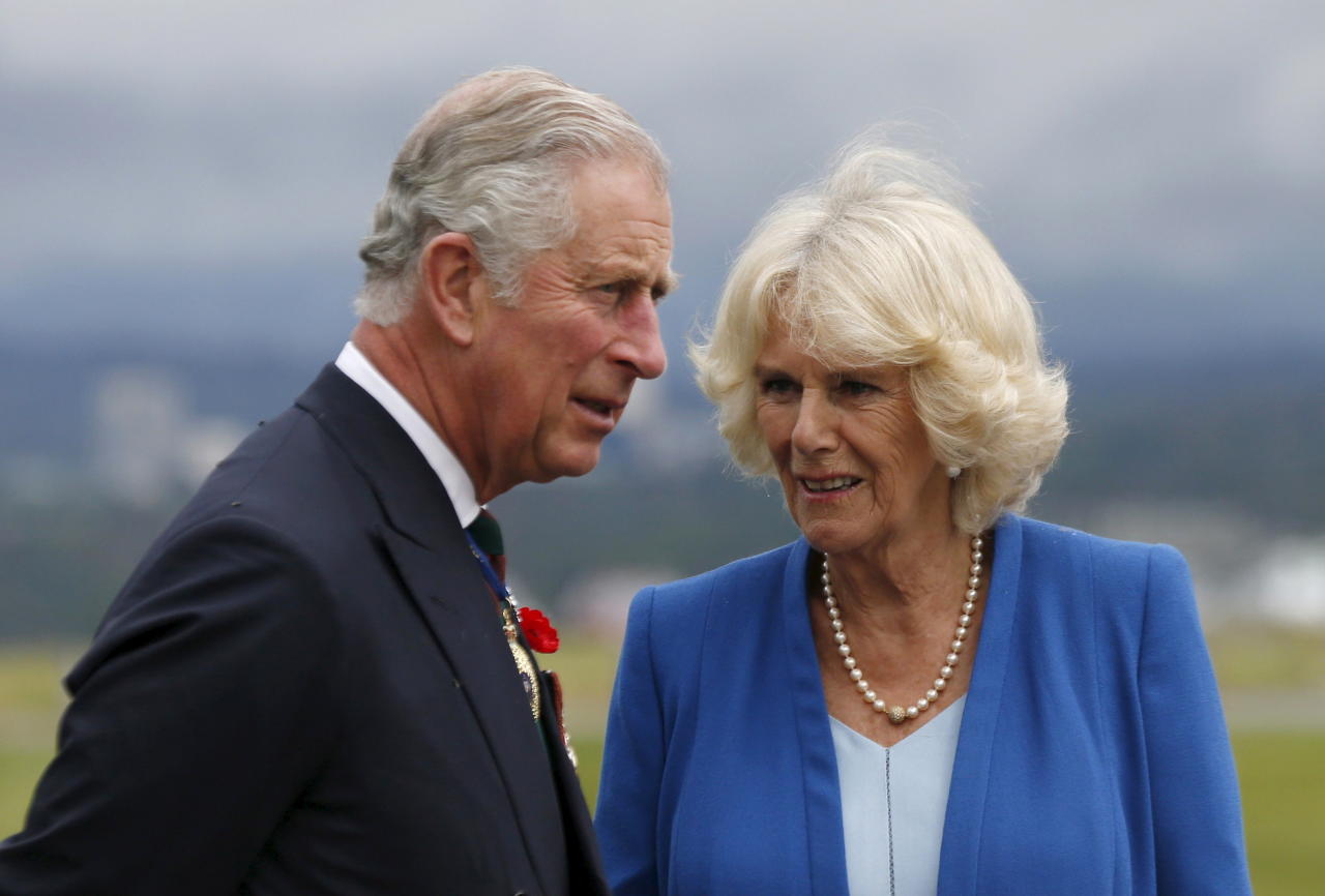 <strong>Prinz Charles</strong> hat offenbar seine Frau <strong>Camilla</strong> mit dem Coronavirus angesteckt
