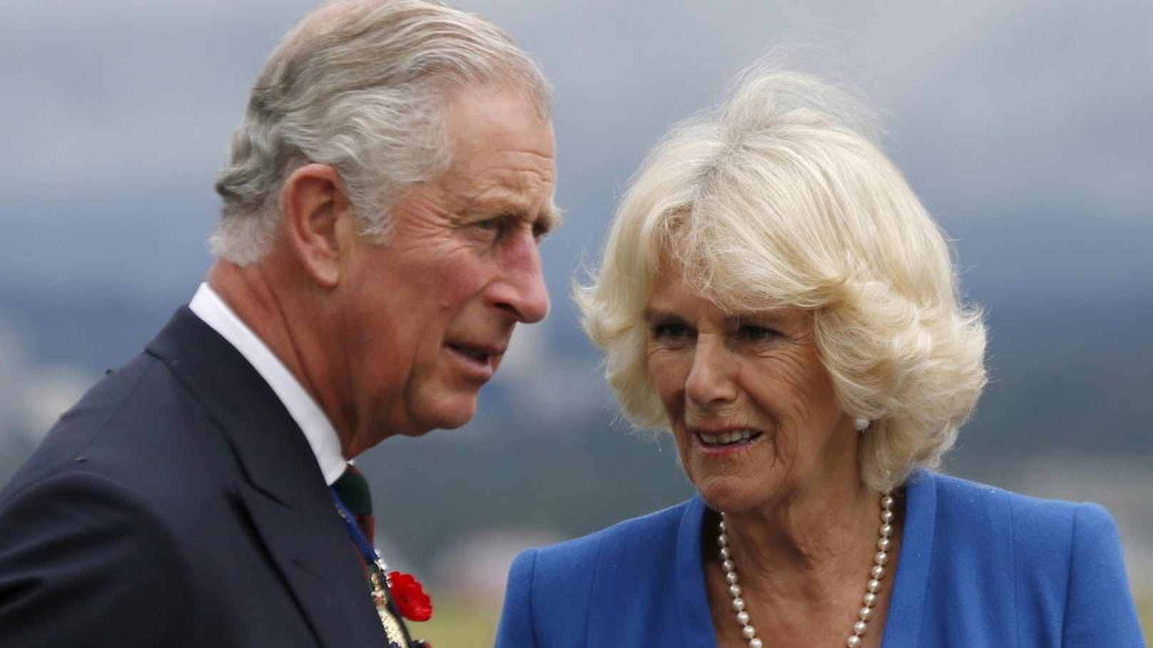 <strong>Prinz Charles</strong> hat offenbar seine Frau <strong>Camilla</strong> mit dem Coronavirus angesteckt