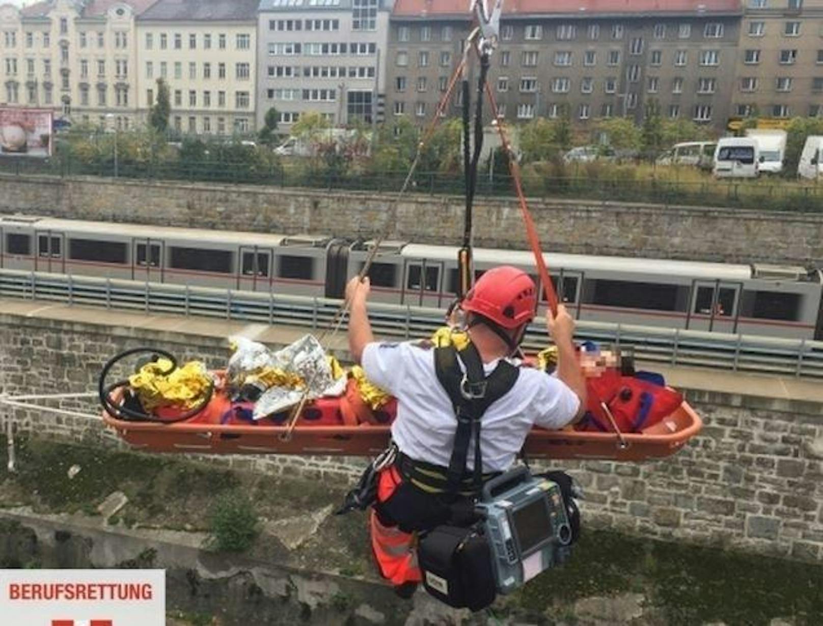 Am Freitag stürzte ein Mann am Wienfluss auf Höhe der Meindlinger Hauptstraße etwa 10 Meter in die Tiefe. Er musste von der Berufsfeuerwehr und Berufsrttung geborgen werden.
