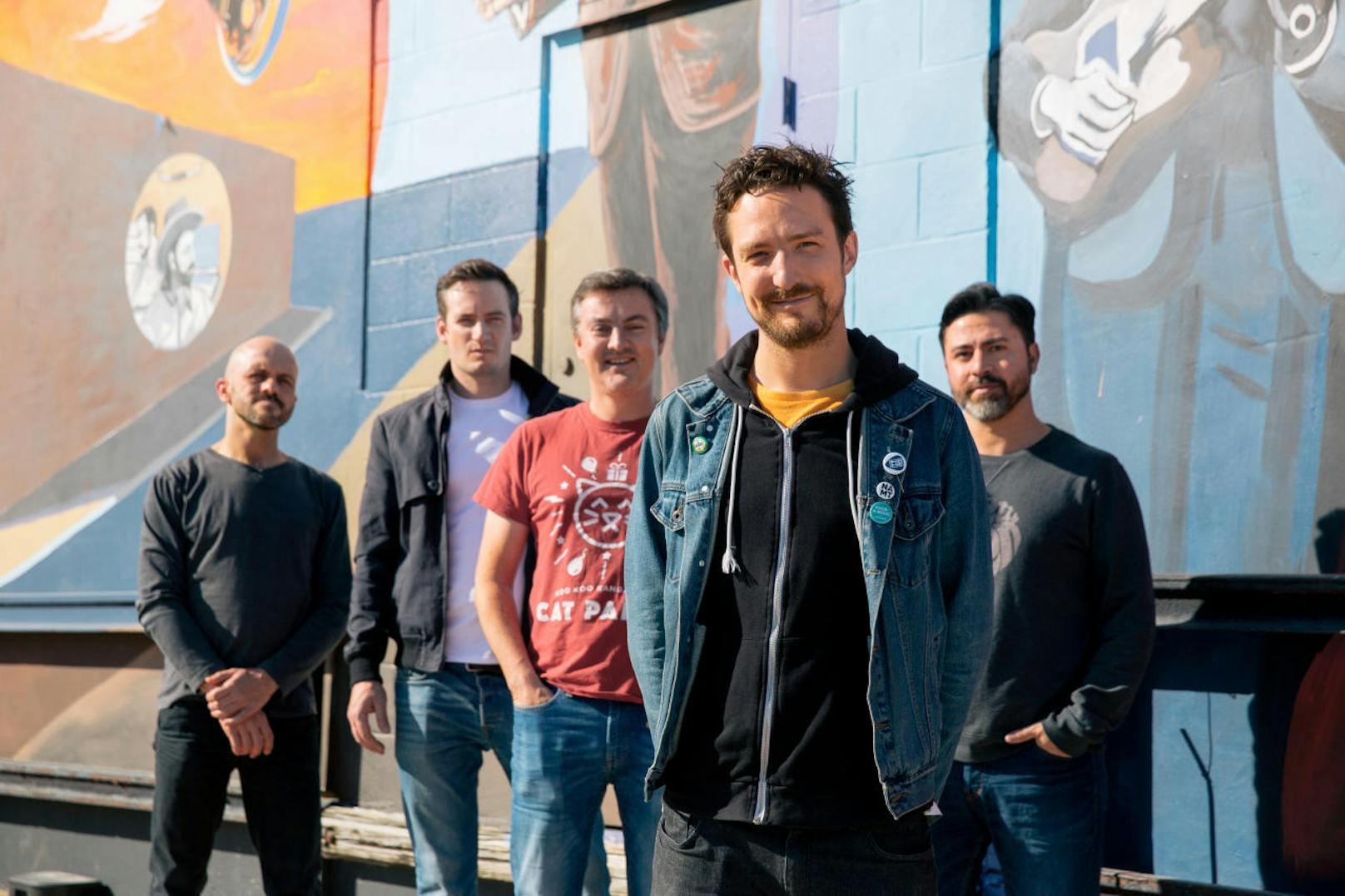 Frank Turner (vorne) und seine Band The Sleeping Souls.