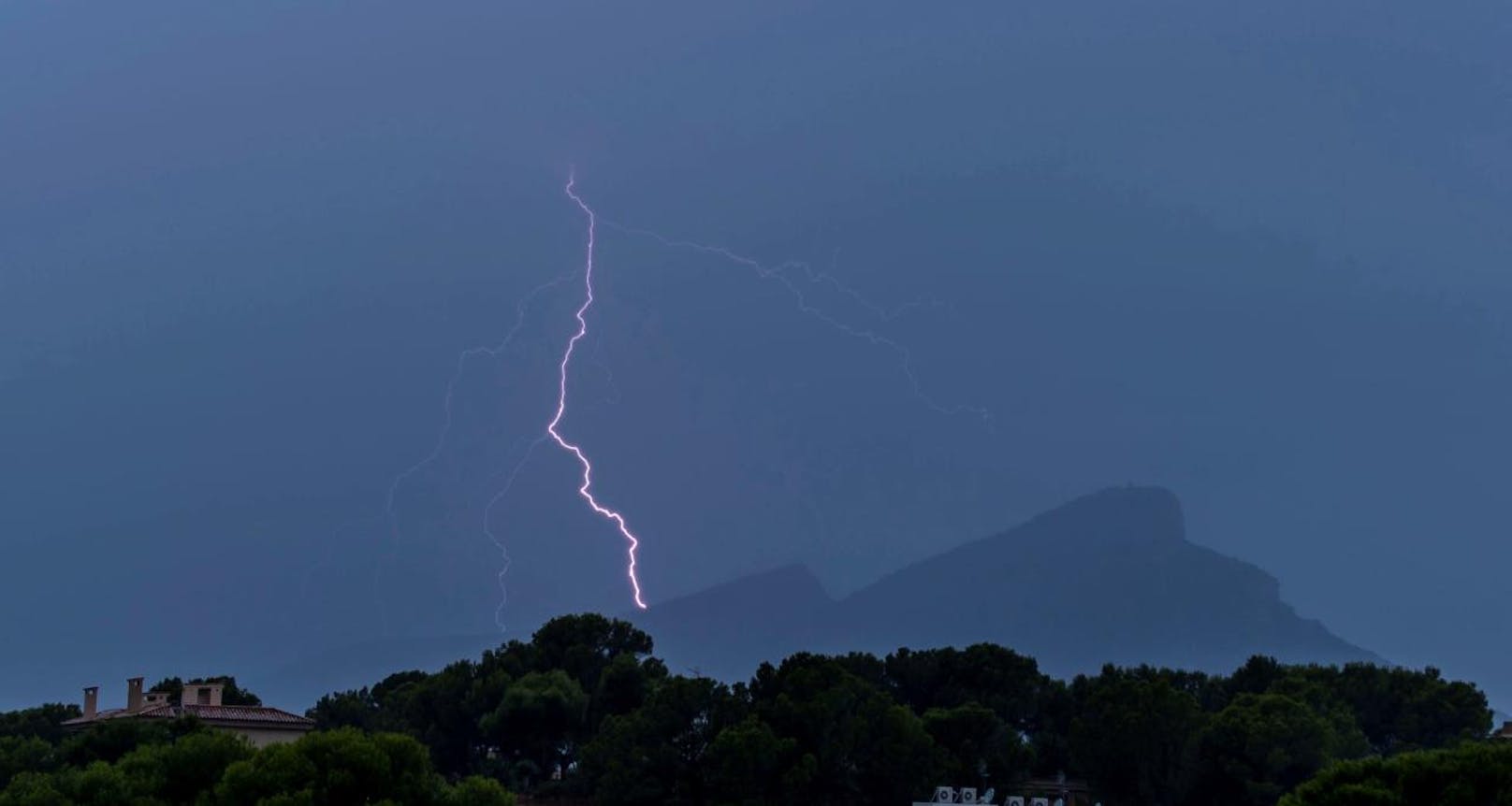 Ein Blitz schlägt am 9. Oktober 2018 auf der unbewohnten Felseninsel Sa Dragonera vor der Küste Mallorcas ein.