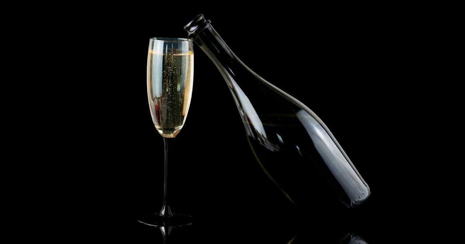 <b>Fakt 4: Das trinken wir zu Silvester</b>
Zum Jahreswechsel lassen wir die Korken knallen! Und stoßen gerne mit einem Glas Sekt oder Champagner aufs neue Jahr an. Im Jahr 2016 wurden weltweit insgesamt 2,6 Milliarden Euro umgesetzt, das sind 91,3 Millionen Sektflaschen.
