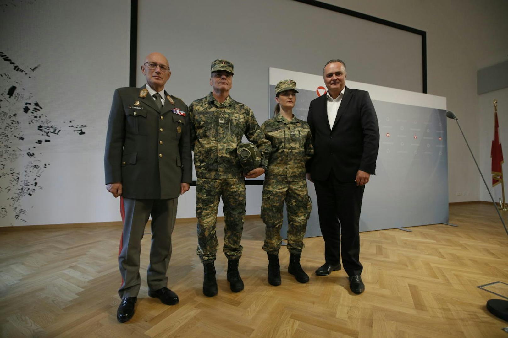 General Othmar Commenda und der damalige Verteidigungsminister Hans Peter Doskozil (SPÖ) lobten die neuen Kampfanzüge.