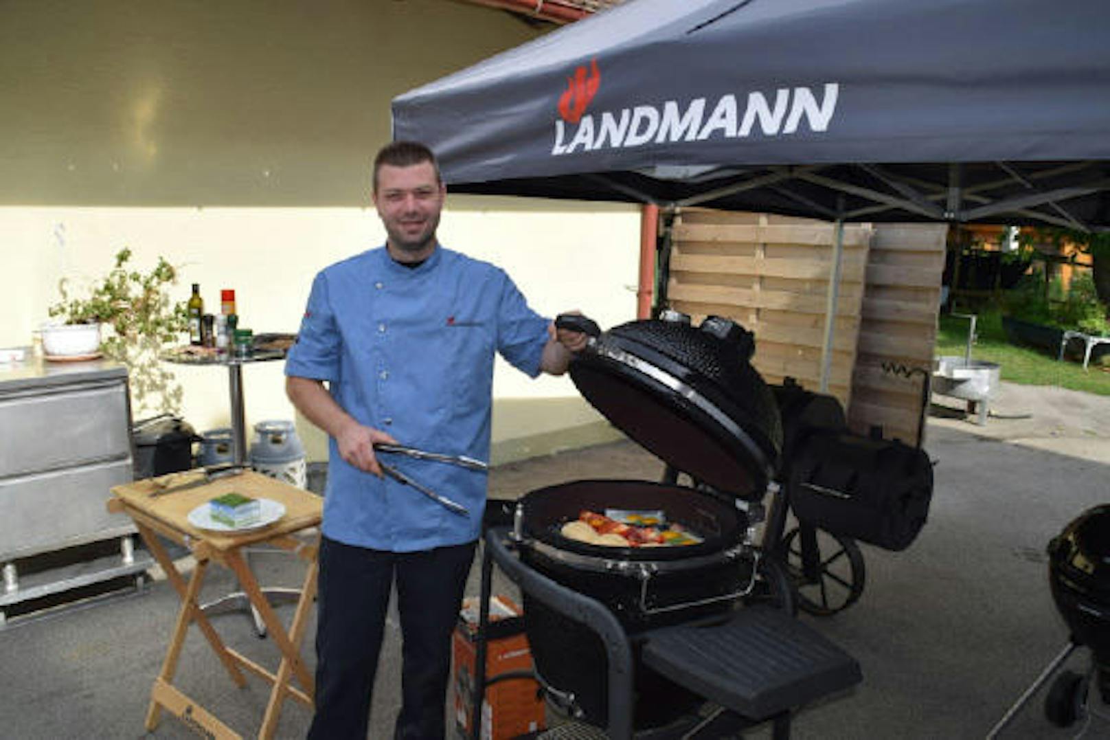 Grillmeister Walter Schleichl von LANDMANN veranstaltet für Sie und Ihre Freunde eine Grillparty bei Ihnen zu Hause.