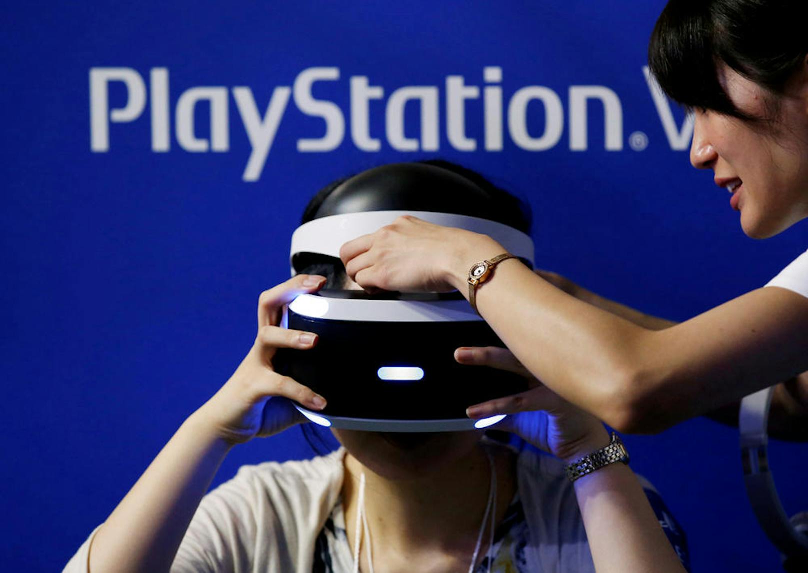 <b>29. März 2018: </b>Sony senkt die Preise für die Virtual-Reality-Brille PlayStation VR drastisch. Bundles mit zwei VR-Games und Kamera kosten neu nur noch 299 Euro statt 399 Euro. Auf Amazon wurde der Preis bereits angepasst, die heimischen Elektronik-Händler stellen die Preise derzeit um. Bisher sollen rund zwei Millionen PSVR-Headsets verkauft worden sein.