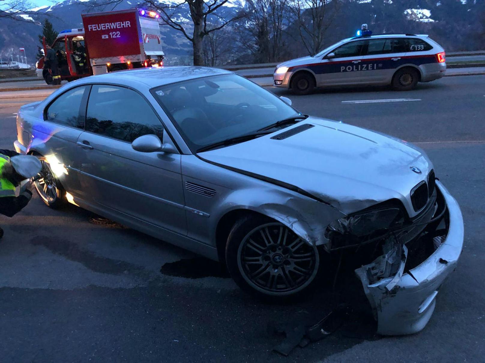Ein 24-Jähriger war gegen 19.35 Uhr mit seinem BMW gerade auf der Achensee Bundesstraße (B 181) in Richtung Achensee unterwegs.