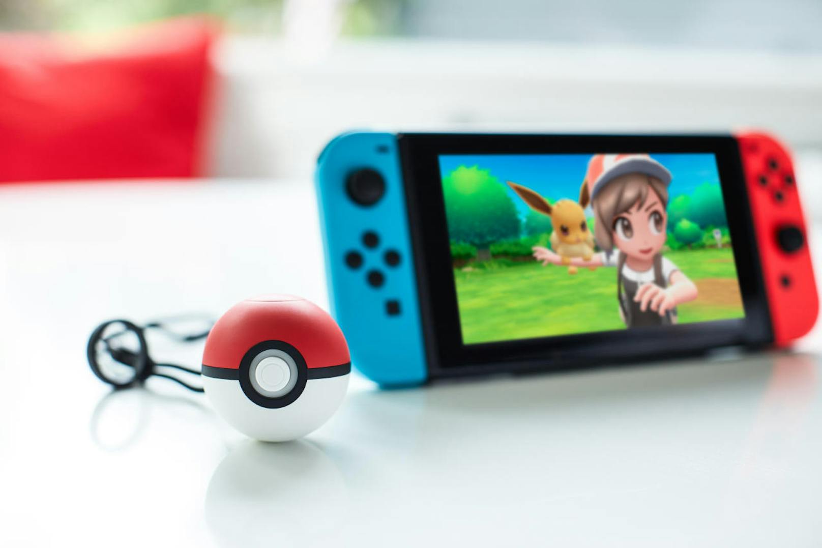Bevor die nächste Pokémon-Generation im nächsten Jahr auf Nintendo Switch Premiere feiert, entführen die Entwickler in längst vergangene Tage. Besser gesagt: In den beiden Pokémon-Editionen Lets Go, Pikachu & Evoli geht es in die legendäre Kanto-Region aus den Klassikern Pokémon Rot, Blau und Gelb.
