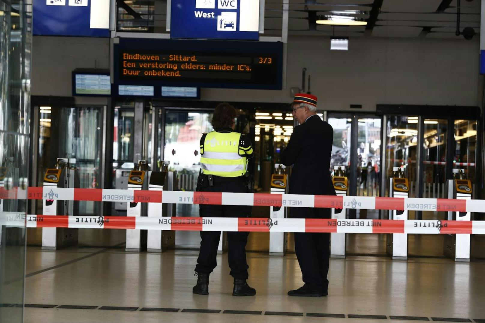 Am Hauptbahnhof von Amsterdam gab es bei einer Messerattacke am Freitag drei Verletzte. Einer davon soll der Hauptverdächtige sein.
