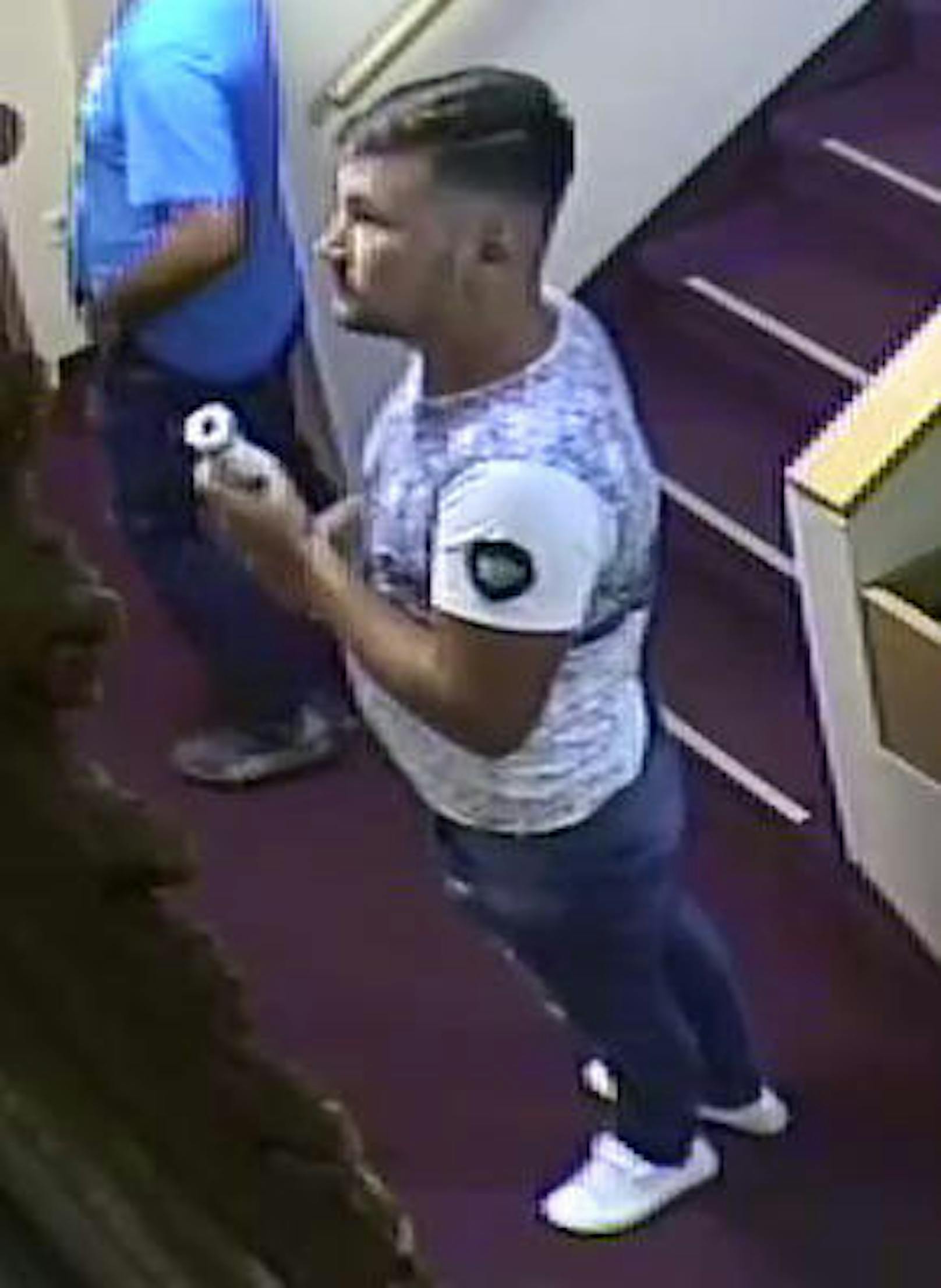 Ein zweiter Mann, der ebenfalls gefilmt wurde, dürfte als Aufpasser agiert haben. Der Mann im hellen T-Shirt und mit weißen Schuhen "kontrollierte" den Eingangsbereich des Laufhauses.