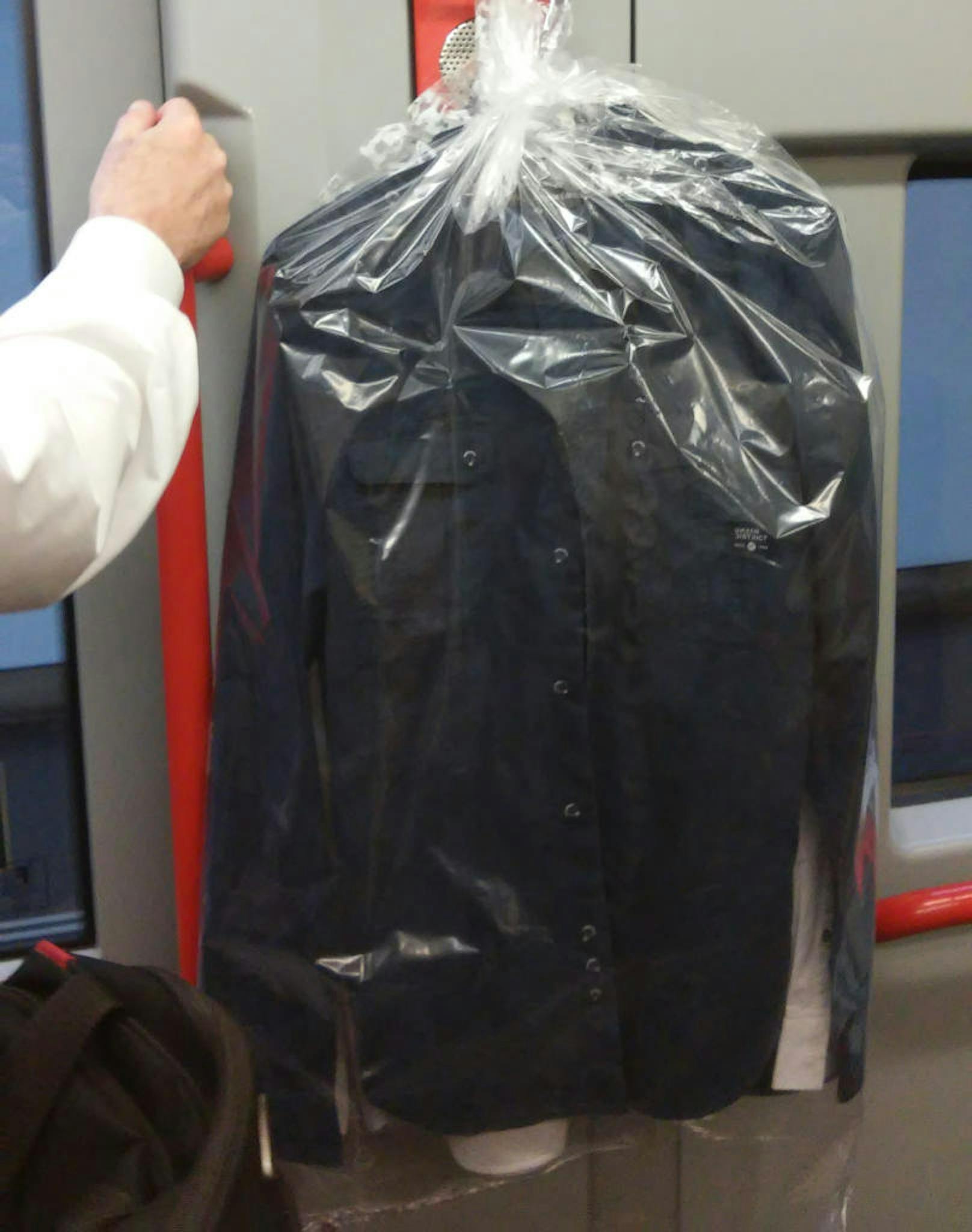 Frisch aus der Reinigung, sorgfältig gebügelt und noch im Plastik verpackt hängt diese Kleidung in der Wiener U-Bahn. Das Problem daran?