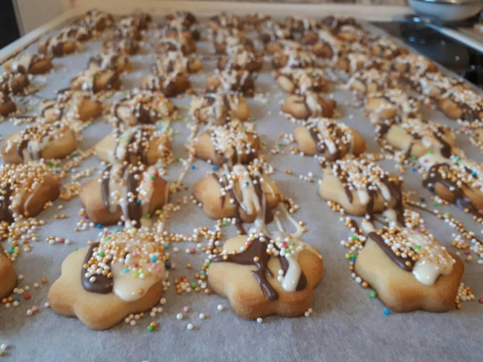 "Töchterchen hilft wie jedes Jahr beim Kekse backen - i Love it"