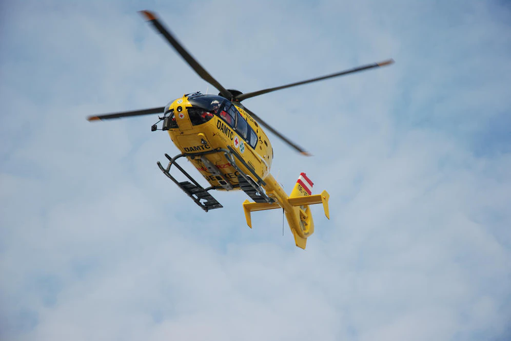 Er wurde mit dem Notarzthubschrauber ins Spital geflogen.