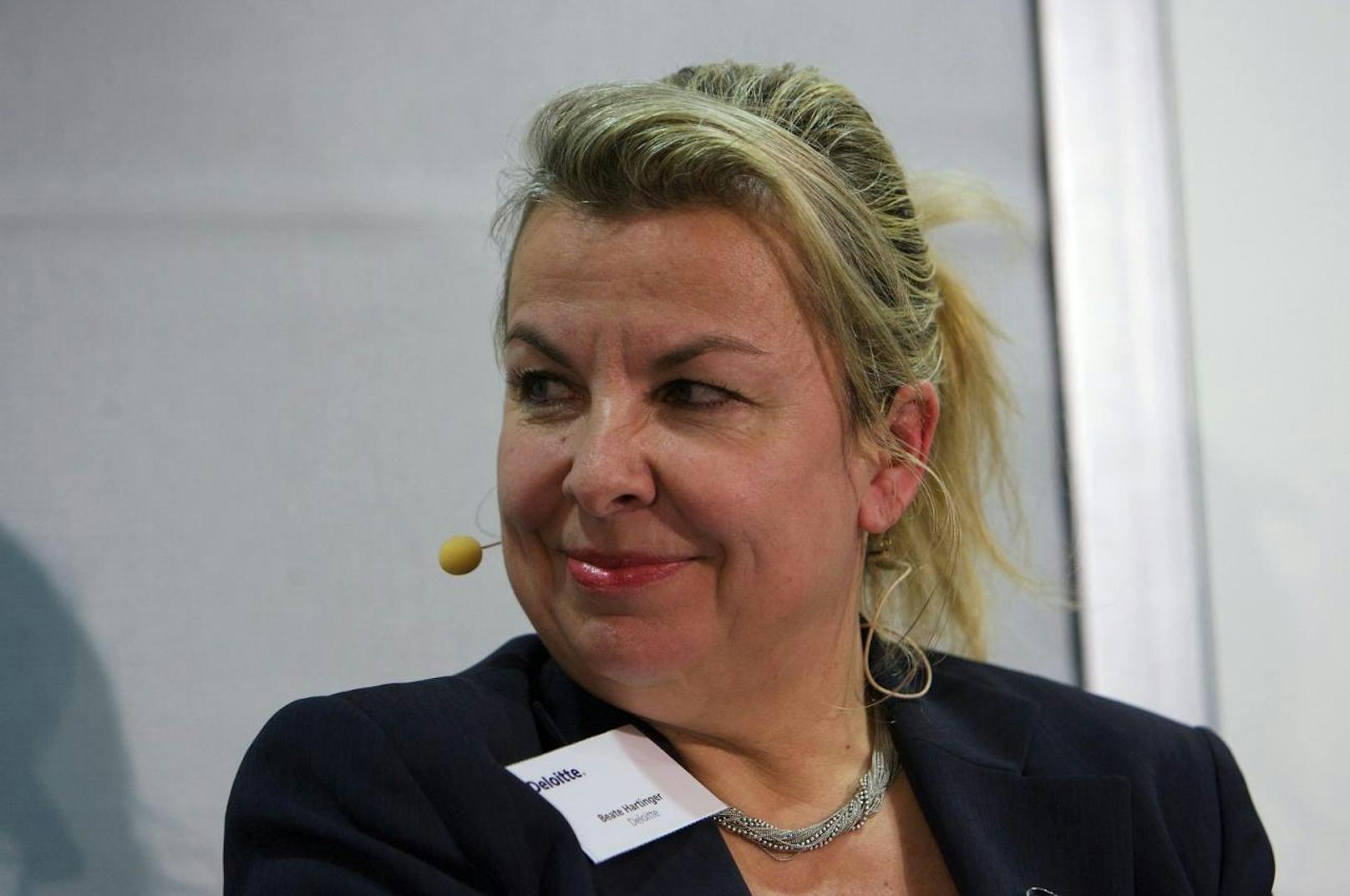 Die steirische Unternehmern <b>Beate Hartinger</b> übernahm das <b>Sozialministerium</b>. Sie war bis 2002 Abgeordnete im Parlament auf Seiten der FPÖ und langjähriges, leitendes Mitglied des Steiermärkischen Krankenanstaltenfonds (SKAFF).